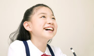笑顔で勉強する女の子