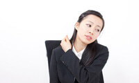 悪いかみ合わせのせいで肩こりがつらい女性